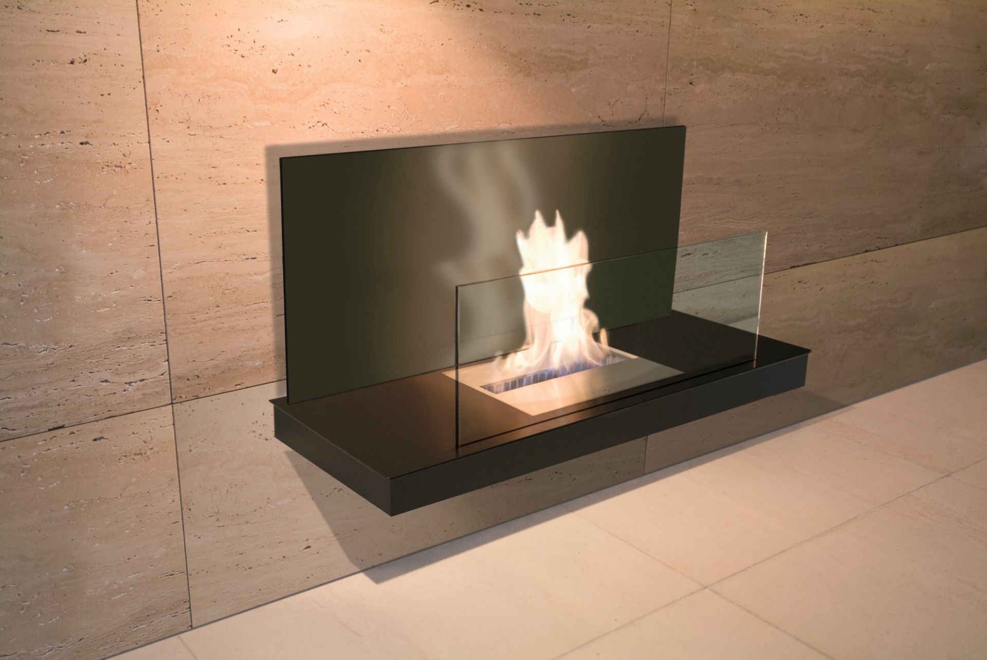 Wall Flame 2 Ethanol Kamin Radius an beiger Wand mit Flamme und Glasscheibe für stimmungsvolles Ambiente.