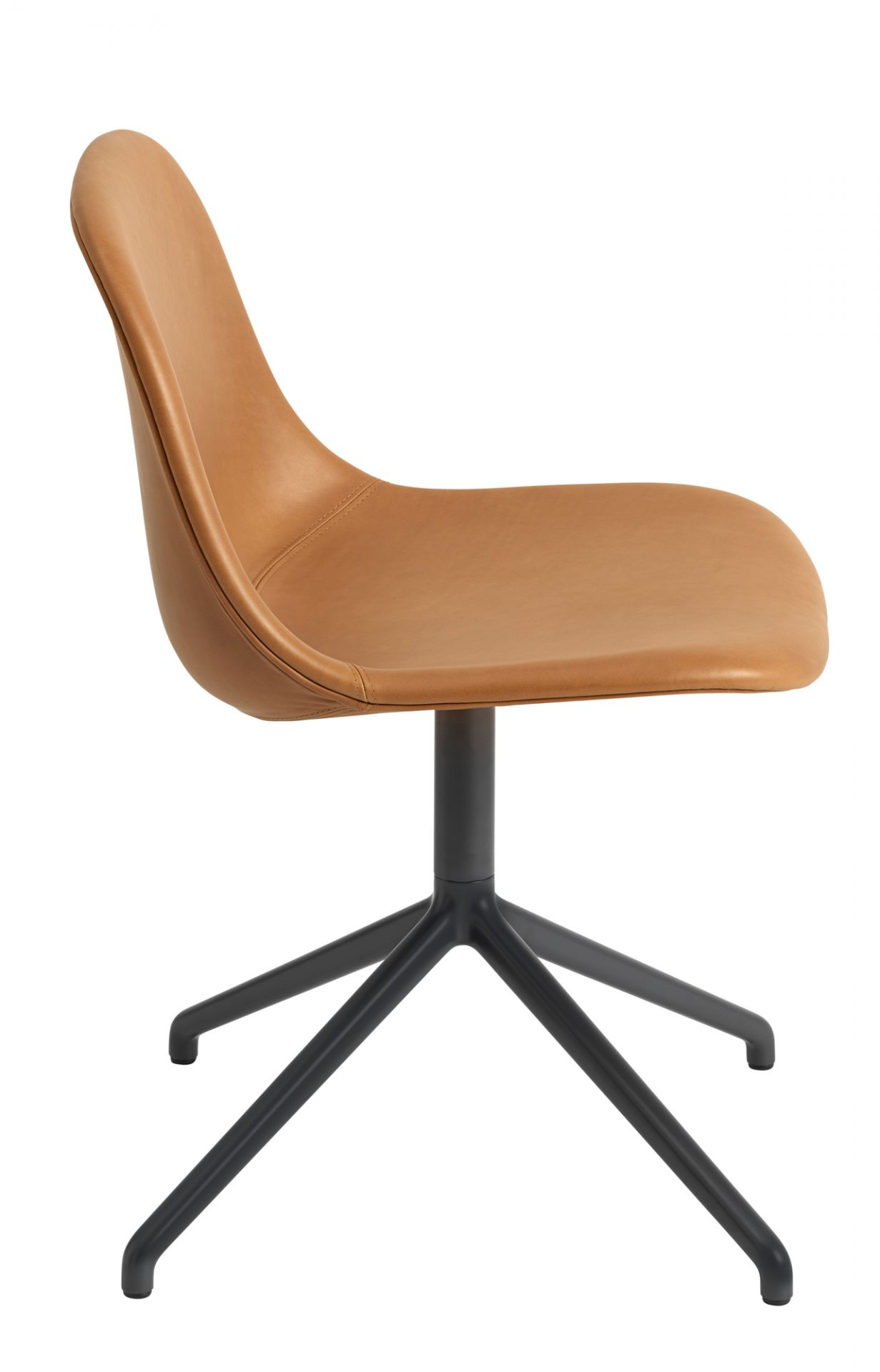 Muuto Fiber Side Chair mit Drehfuß, braunes Leder, moderner Bürostuhl.