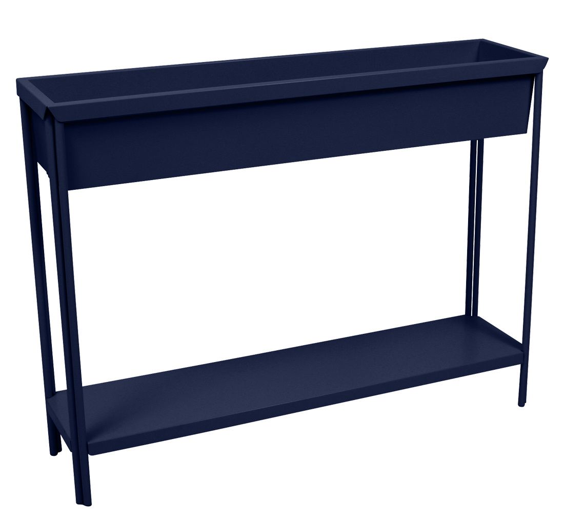 Blauer Fermob Terrazza Blumenkasten aus Metall mit Ablage für den Außenbereich, modernes Gartendesign.