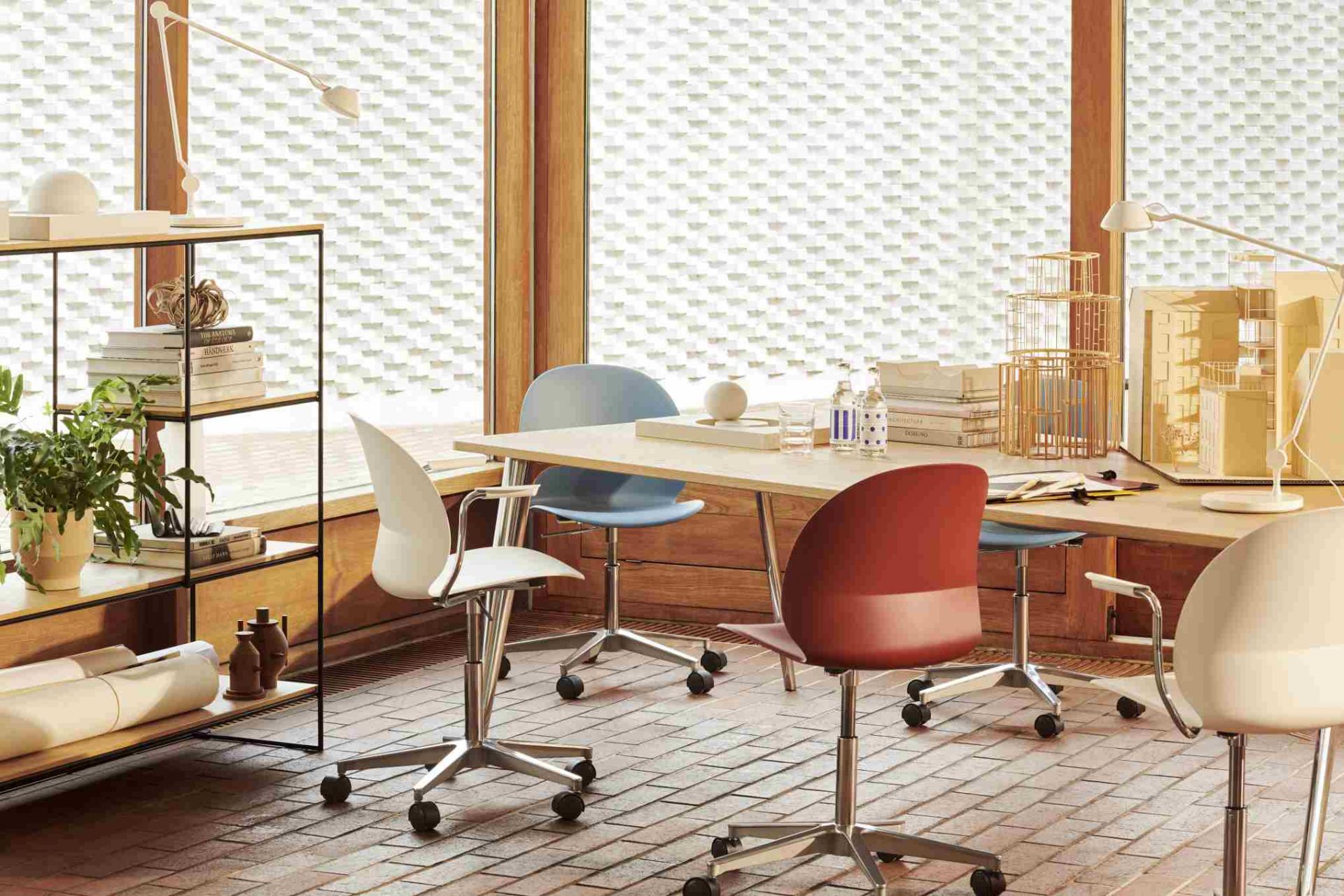 Büro mit Holztisch und Fritz Hansen N02 Recycle Stühlen in Weiß, Blau und Rot.