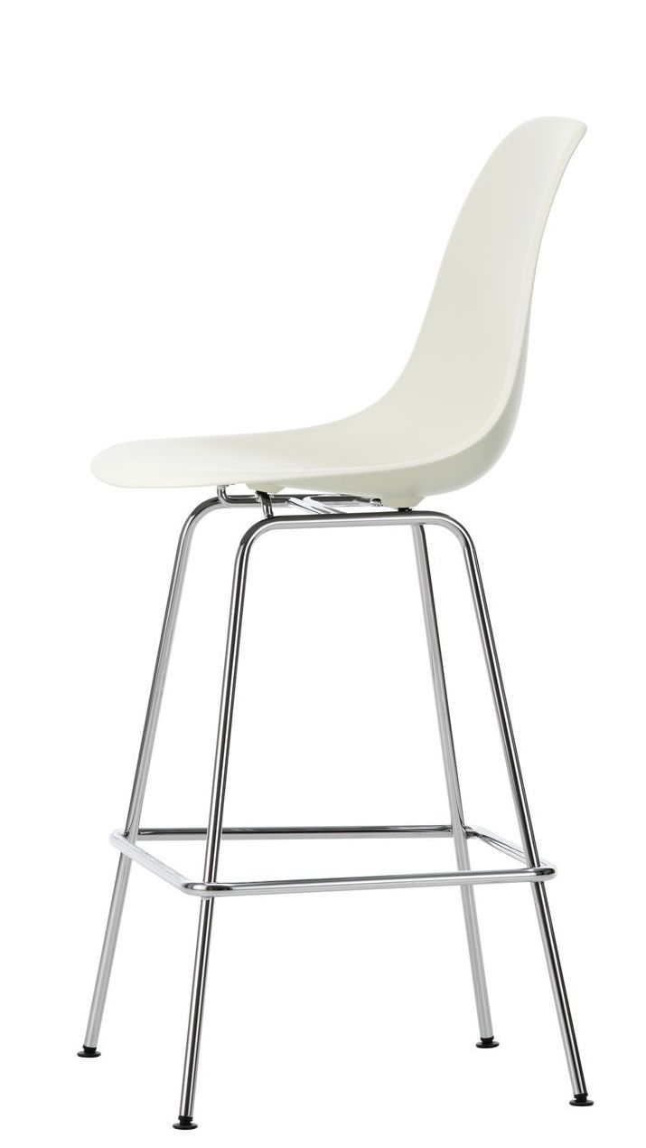 Eames Plastic Bar Stool von Vitra, Barhocker in Weiß mit verchromtem Gestell, seitliche Ansicht.