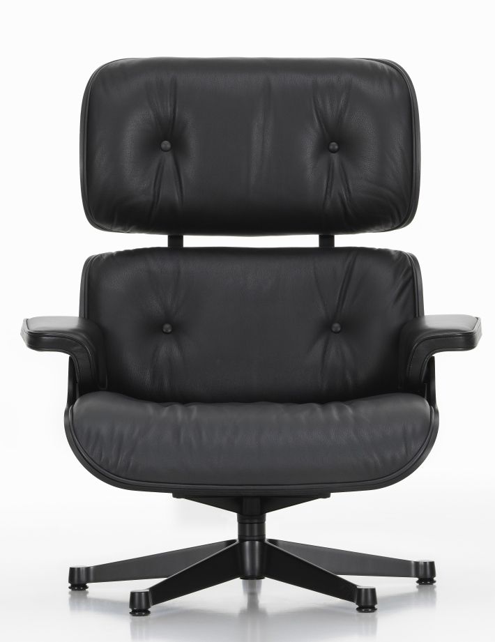 Schwarzer Eames Lounge Chair Sessel von Vitra mit Lederbezug und Drehfuß für entspanntes Sitzen.