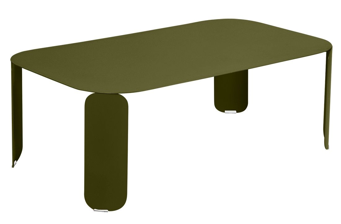 Bebop Low Table von Fermob, rechteckiger, olivgrüner Outdoor-Tisch aus Metall mit abgerundeten Ecken.