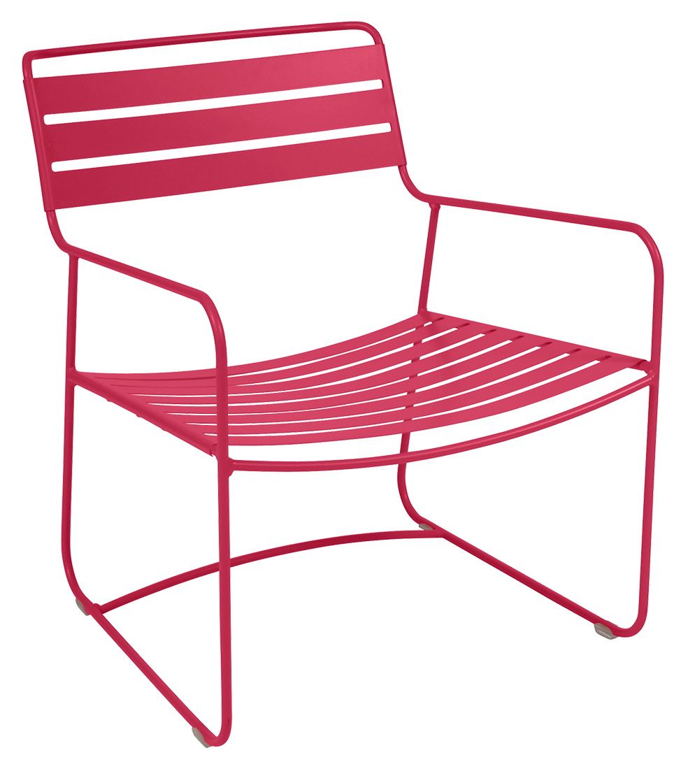 Pinkfarbener Surprising Sessel von Fermob für den Außenbereich, moderner Metall-Loungesessel mit Armlehnen.