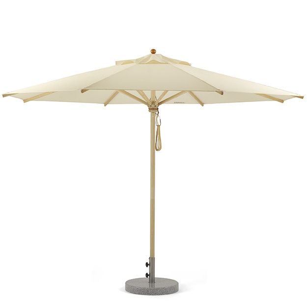 Weishäupl Klassiker Schirm: Eleganter Sonnenschirm mit hellem Stoffdach, Holzgestell und stabilem, grauem Steinfuß für den Garten.