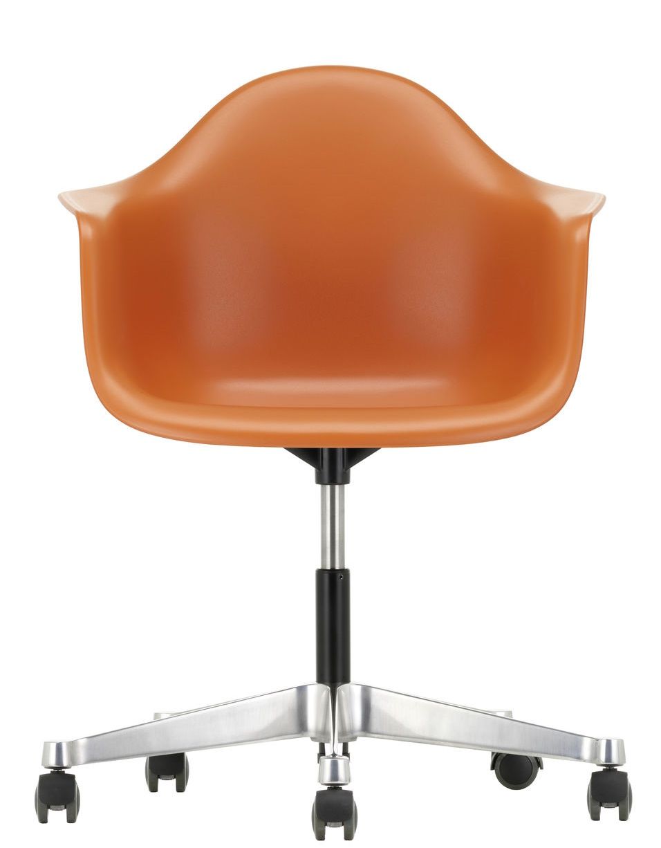 Vorderansicht des Vitra Eames Plastic Arm Chair PACC Stuhls in Orange mit Rollenfuß.