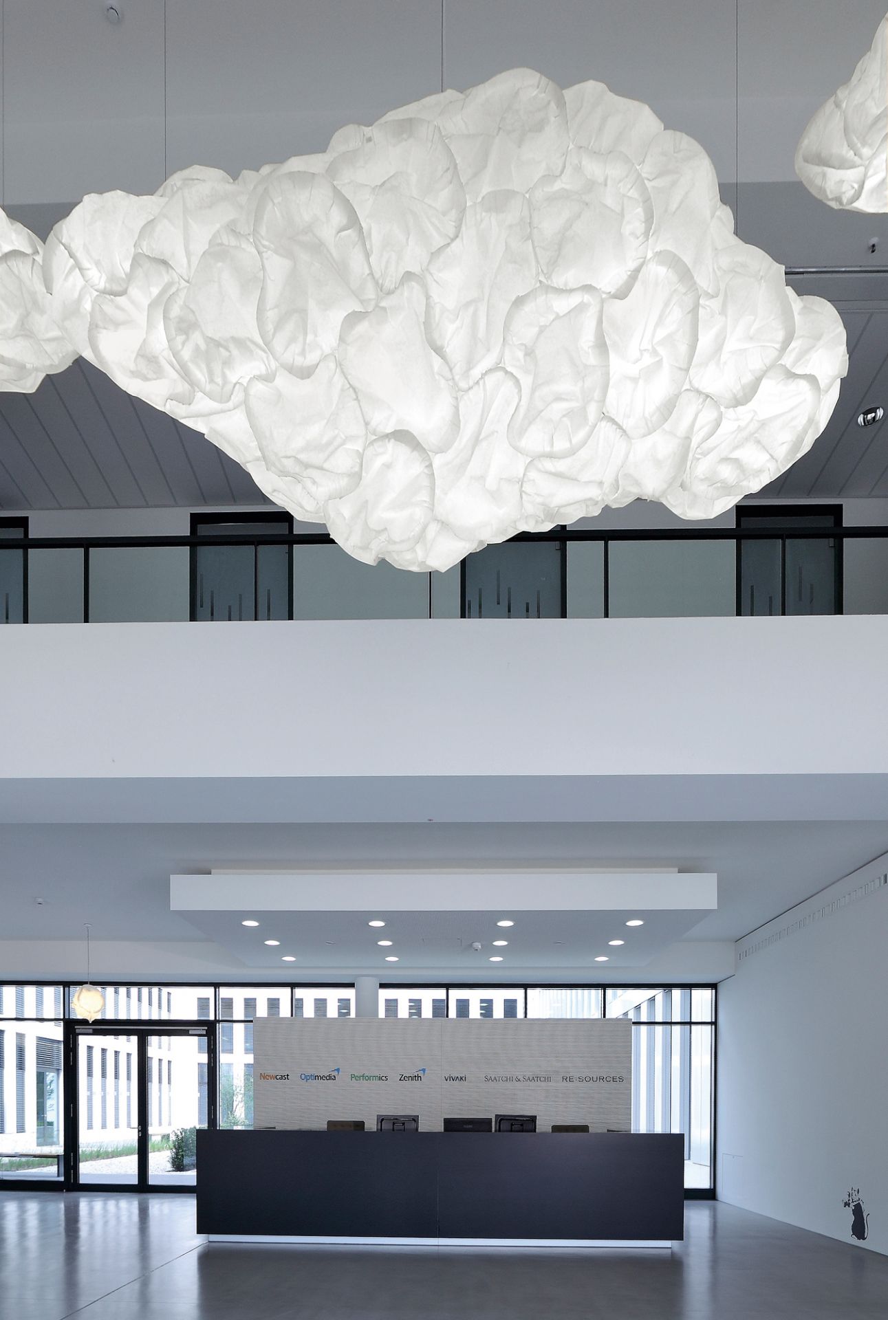 Innenaufnahme mit großer, weißer Mamacloud Pendelleuchte LED im modernen Büro, Belux Designleuchte.