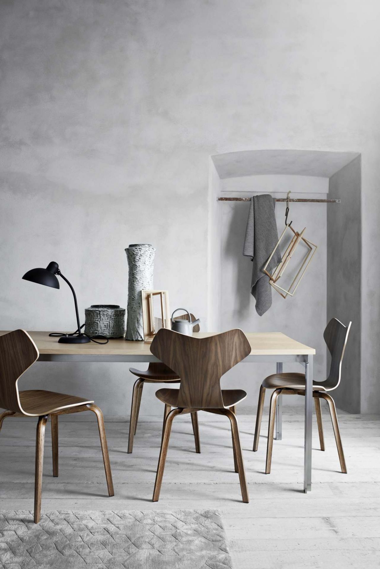 PK55 Esstisch von Fritz Hansen mit Stühlen, Lampe und Dekoration in einem minimalistischen Esszimmer.