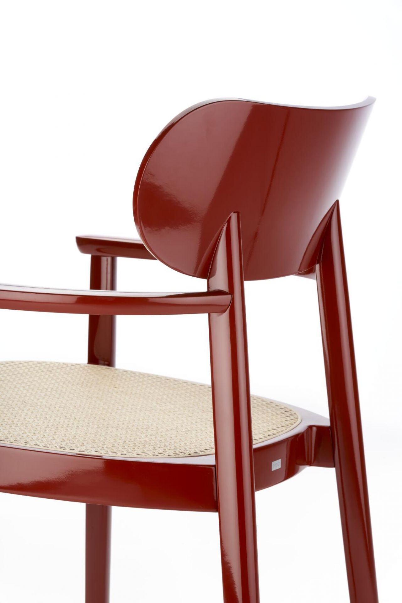 Detailaufnahme des Thonet Holzsesels 119 F in Hochglanz Rot mit Armlehnen und Wiener Geflecht Sitzfläche.