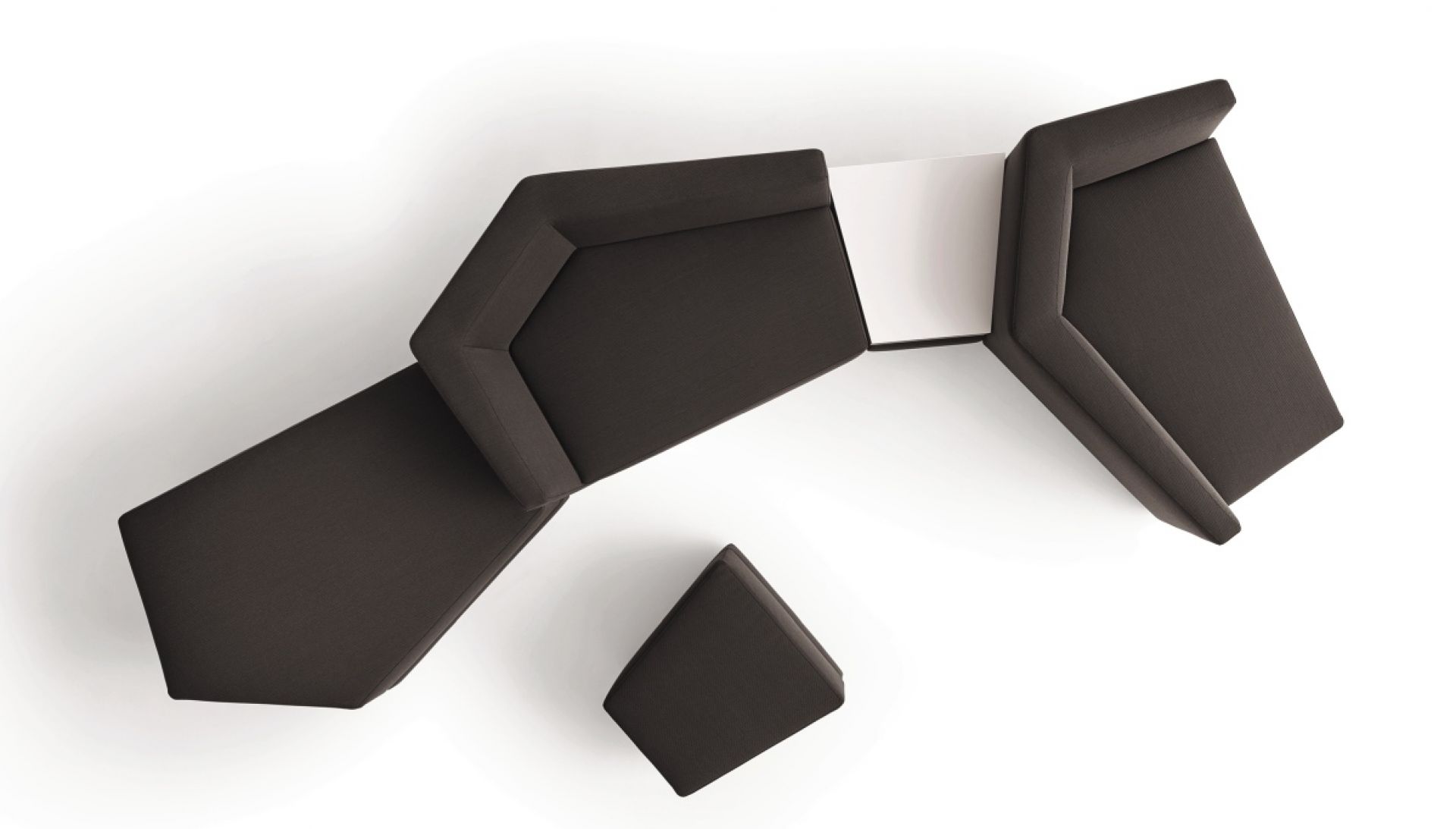 Draufsicht: Modulares Scope Sofa von Cor in Dunkelbraun mit Beistelltisch und Hocker.