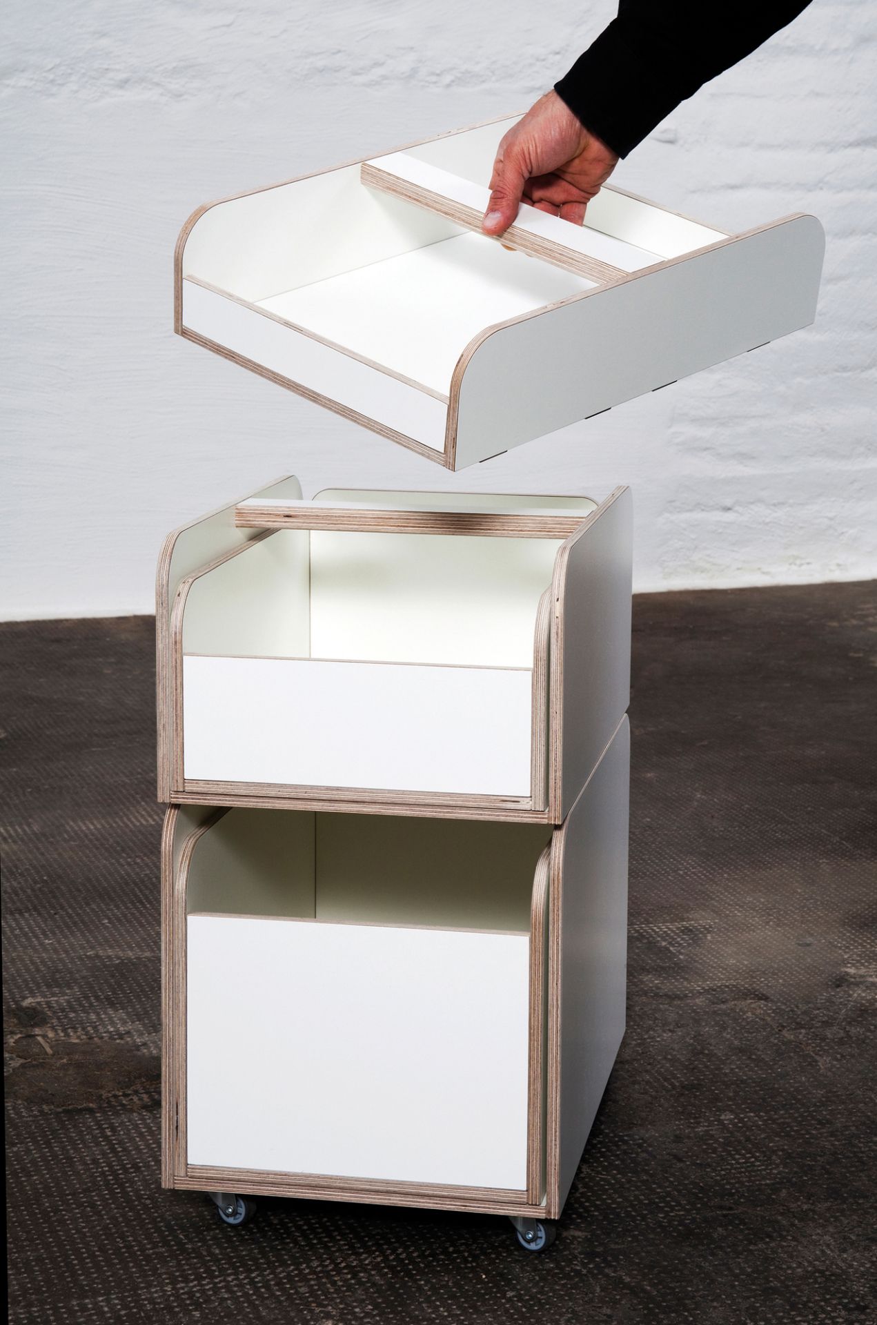 Growing Table Container: Weißer Kindertisch-Container mit Schubladen und Rollen für Kinderzimmer.