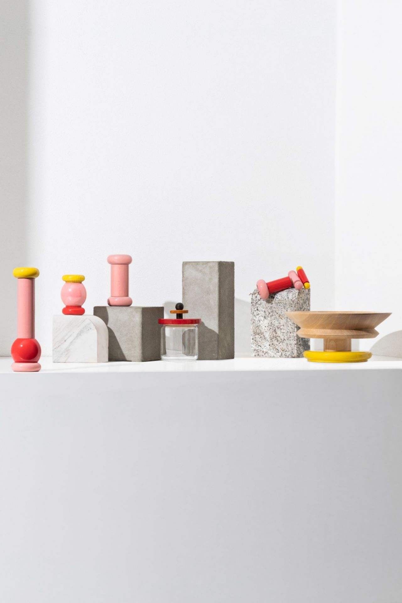Produktfoto der Alessi ES15 Schale aus Holz, Glas und farbigem Kunststoff.