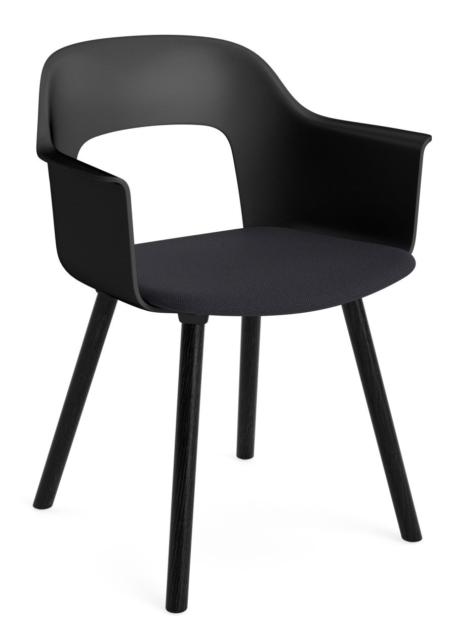 Schwarzer Layout Armchair 223 Armlehnstuhl von Hay mit Stoffbezug und Holzbeinen, modernes Design für Esszimmer und Büro.