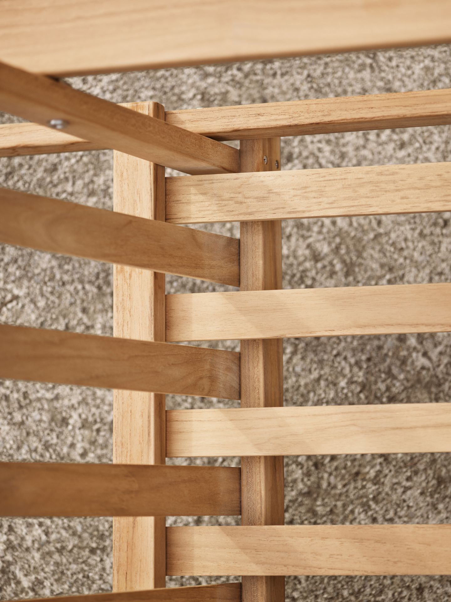 Detailaufnahme des Holzrahmens vom Borge Mogensen Liegestuhl BM5568 für den Outdoor-Bereich von Carl Hansen.