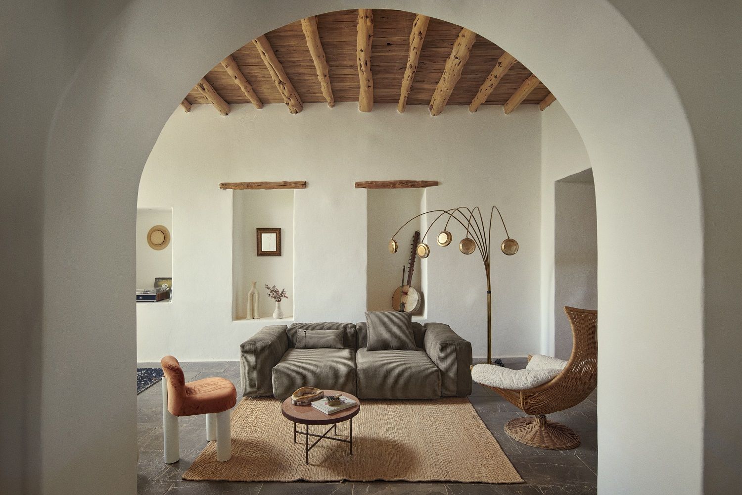 Wohnzimmer Interieur mit vetsak Sofa Set 02 Medium, braunem Cord Stoff, Teppich und Dekoration.