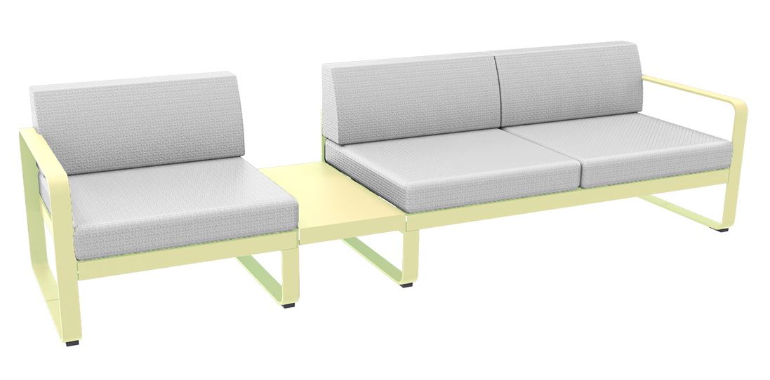 Bellevie Lounge Sofa von Fermob für den Außenbereich in hellgelb mit hellgrauen Polstern.