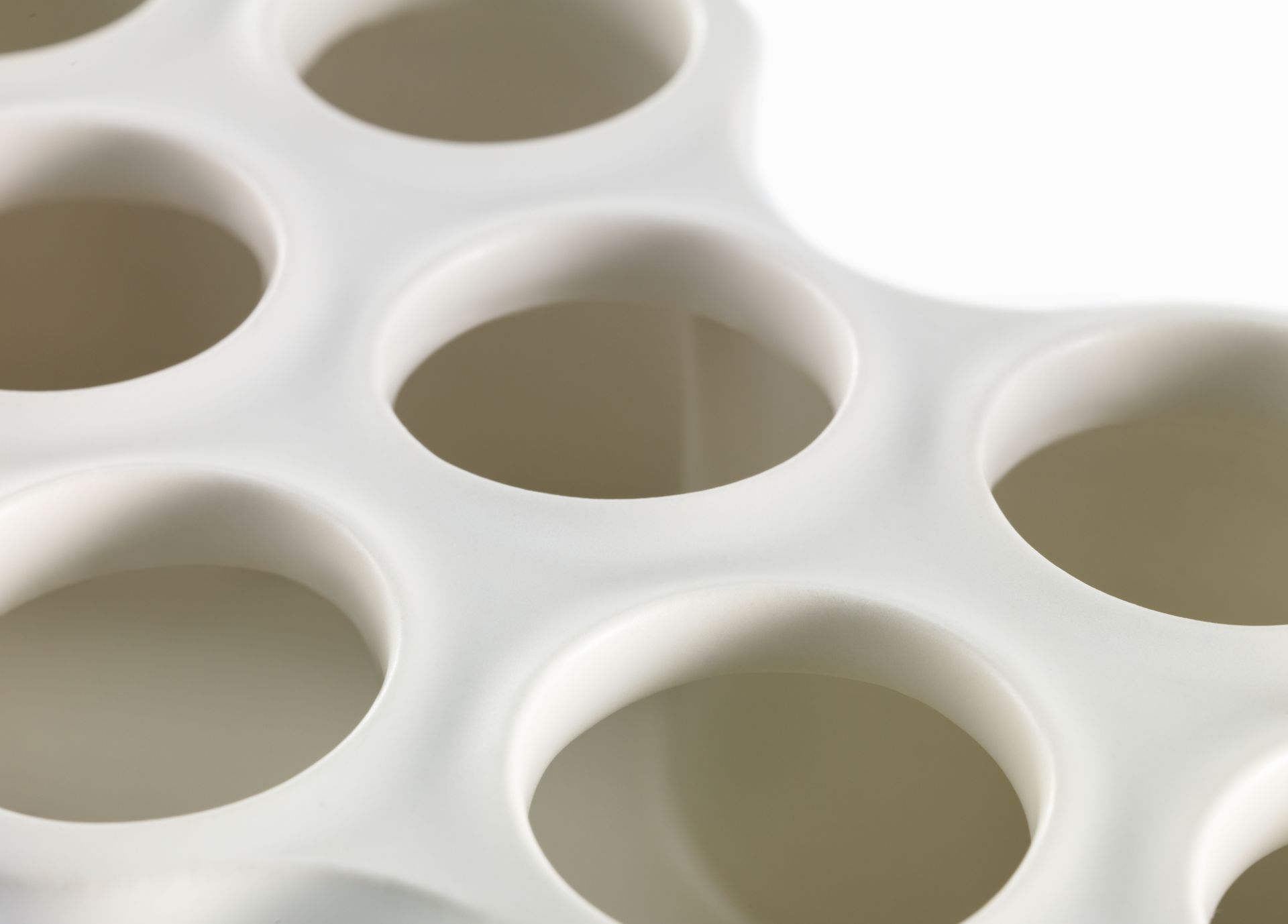 Detailaufnahme der weißen Nuage Vase von Vitra, Keramik mit mehreren runden Öffnungen.