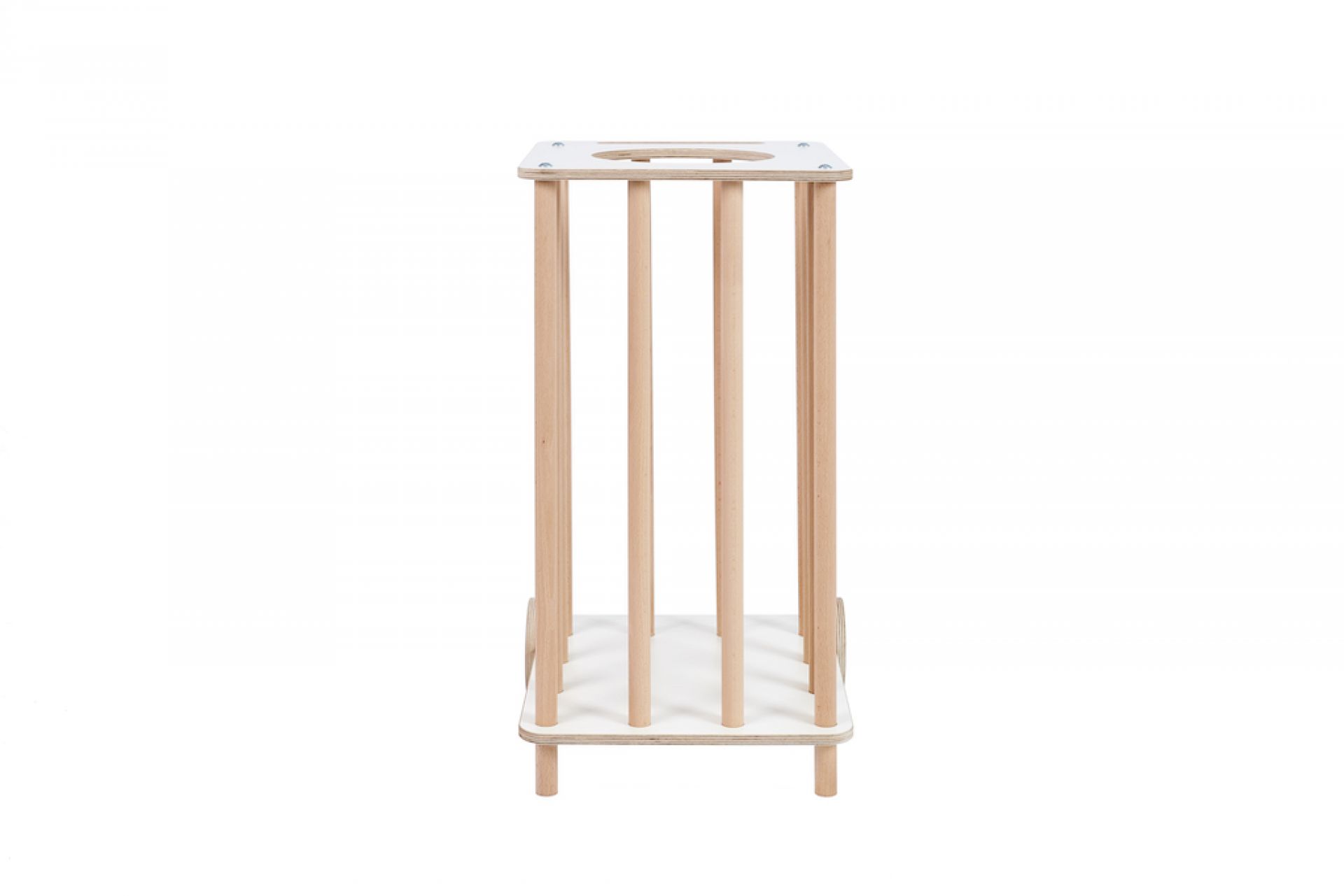 Tojo Kids Zoo: Leerer, minimalistischer Plüschtier-Karren aus Holz und Weiß, ideal für Kinderzimmer.