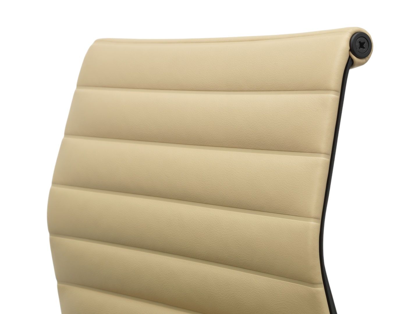 Detailaufnahme der Rückenlehne des Vitra Aluminium Chair EA 101 in beigem Leder, Bürostuhl Designklassiker.