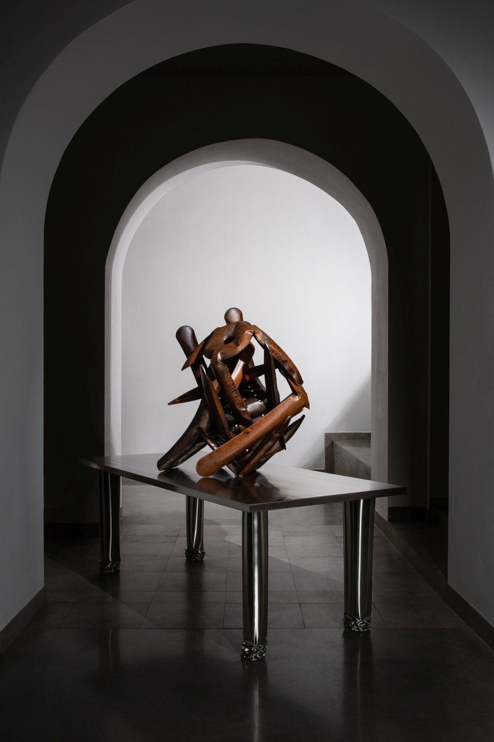 Crash Table Esstisch Zieta: Moderner Design-Esstisch mit abstrakter, brauner Skulptur als Tischaufsatz in minimalistischem Raum.