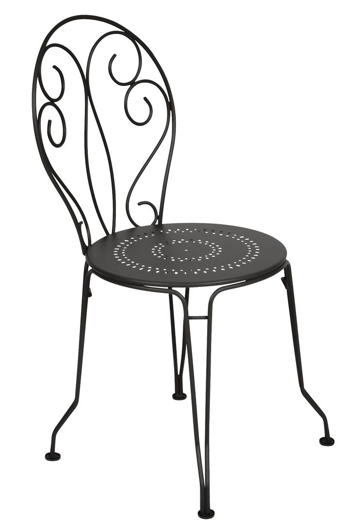 Schwarzer Montmartre Stuhl von Fermob für den Außenbereich, filigranes Design mit runder Sitzfläche und geschwungenen Rückenlehne.
