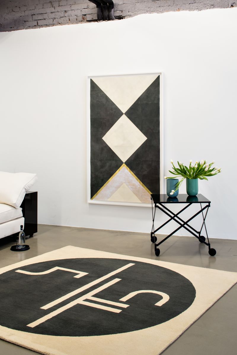 St. Tropez Teppich 300x250cm von ClassiCon, runder Wollteppich mit abstraktem Muster in Schwarz und Beige.