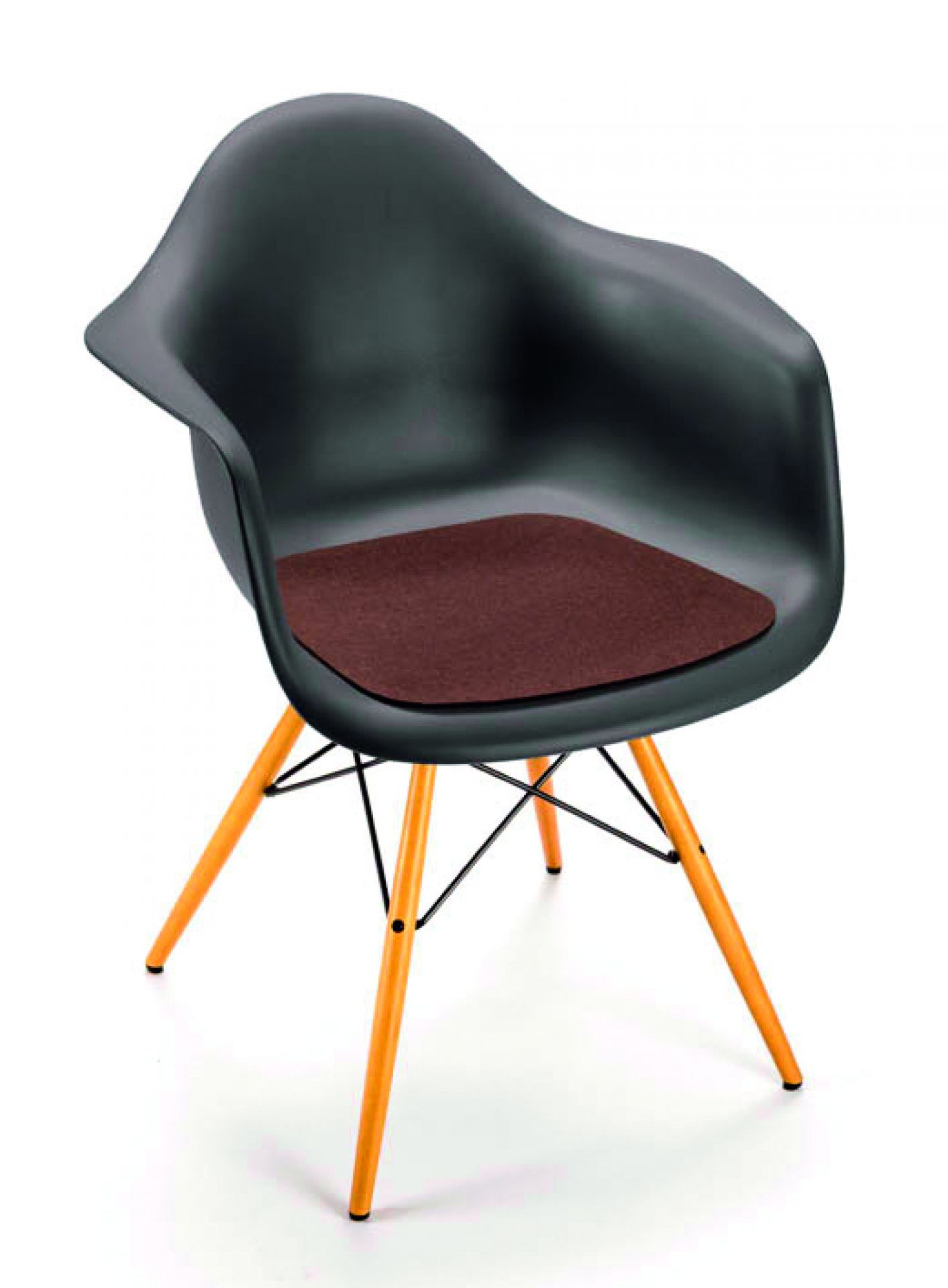 Braune Filz Sitzauflage für Vitra Eames Arm Chair DAR, DAW, DAX auf schwarzem Stuhl.