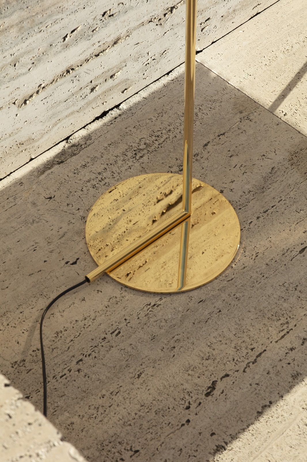 Detailaufnahme der goldenen Basis der IC F1 Stehleuchte von Flos, Limited Edition.