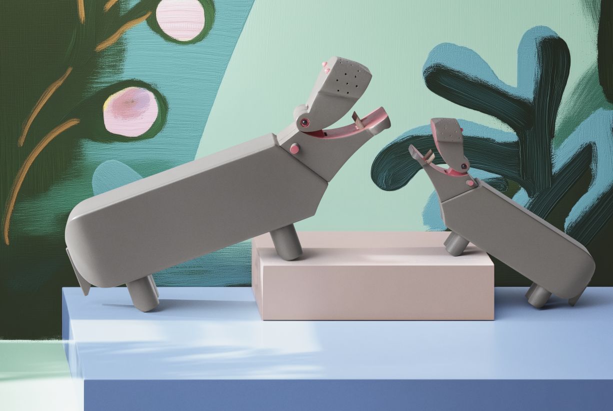 Zwei graue Kay Bojesen Holzfiguren, Flusspferde mit geöffneten Mäulern, dekorative Designobjekte für Kinder und Erwachsene.