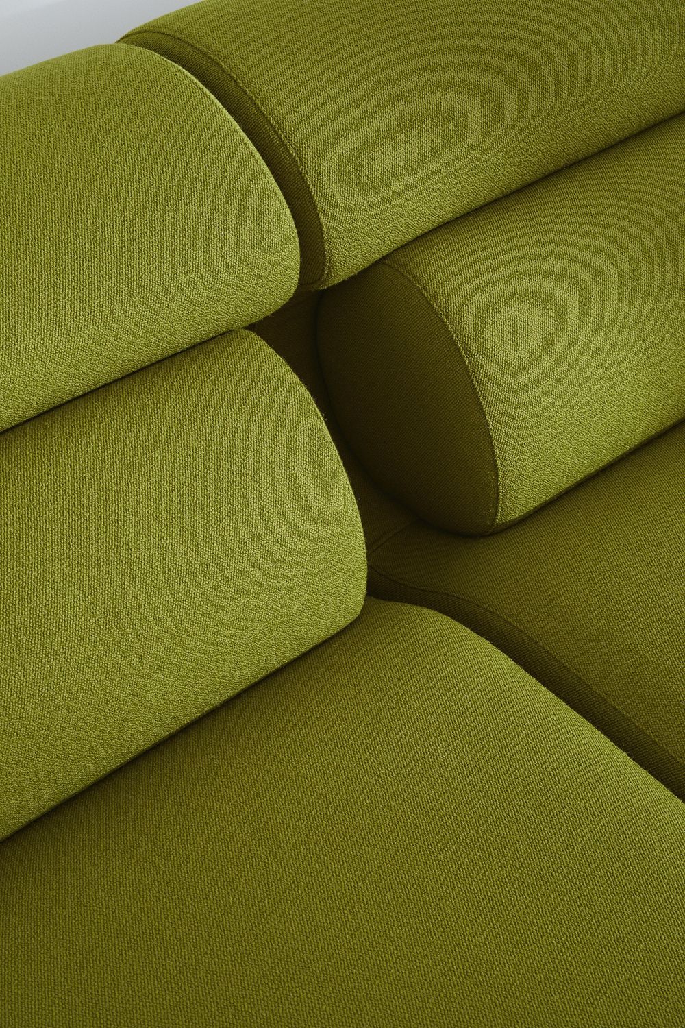 Detailaufnahme des OLA Sofa Pouf OUT in Olivgrün, modulare Sitzlandschaft mit hochwertigem Textilbezug.