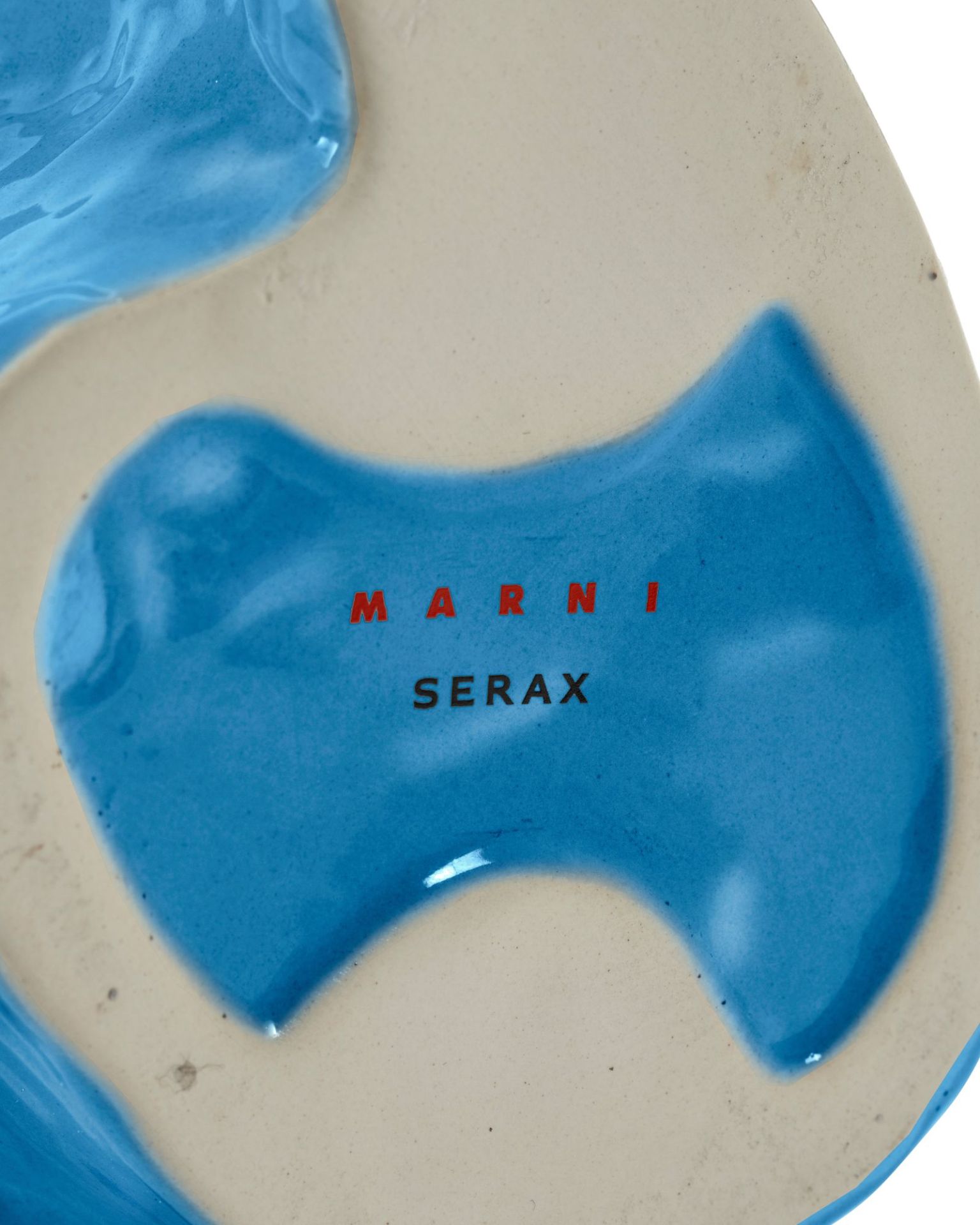 Detailaufnahme des Bodens der blauen Eule Vase von Serax mit Markenlogo.