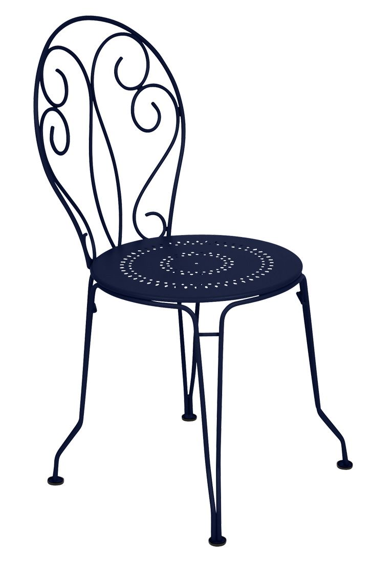 Fermob Montmartre Stuhl für den Garten in Dunkelblau, filigranes Design mit runder Sitzfläche.