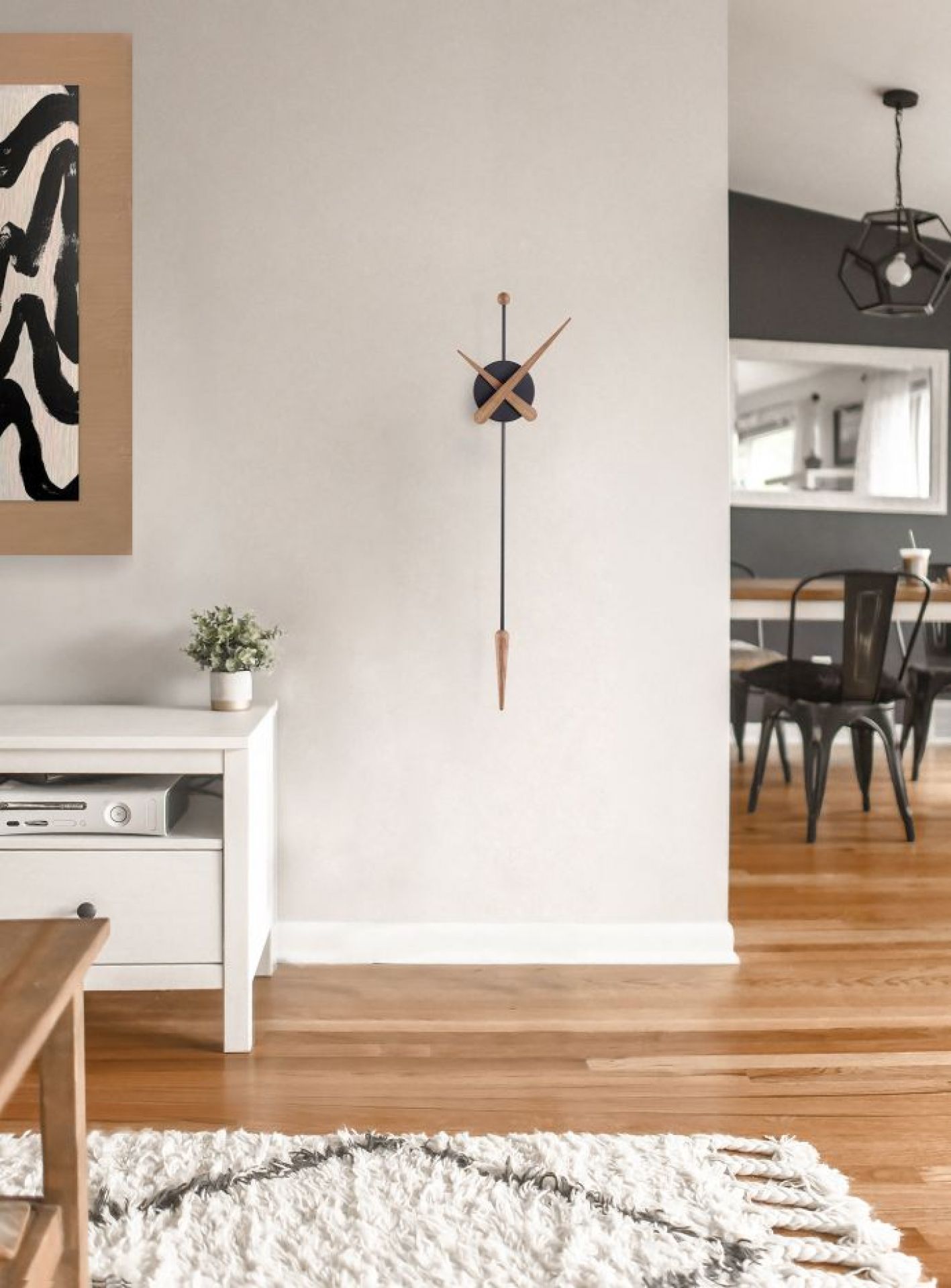 Punta Wanduhr von nomon an einer weißen Wand im Wohnzimmer. Moderne Wanddekoration.