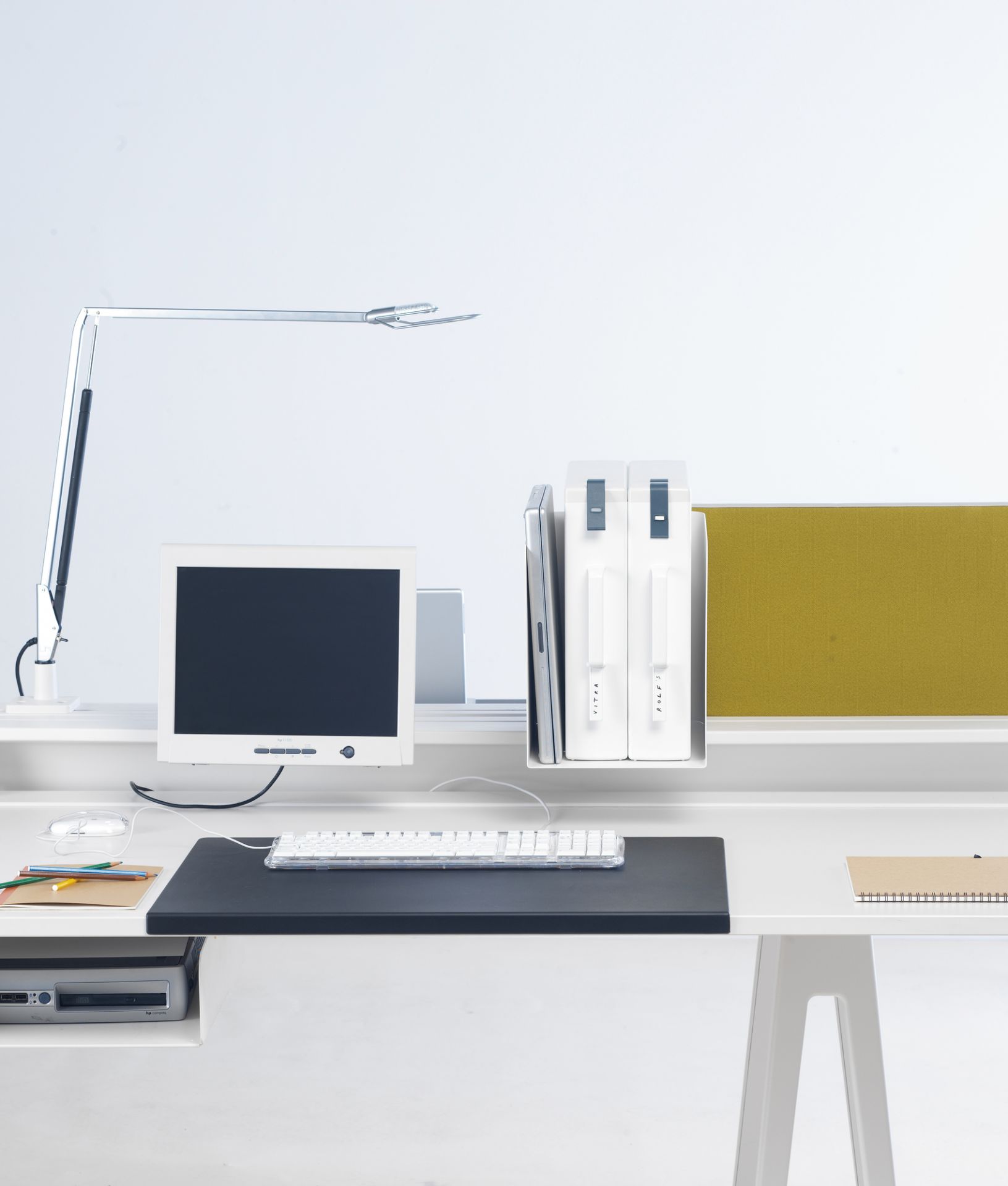 Schreibtisch mit Joyn Schreibtischunterlage von Vitra in Mauve Grau, Tastatur und Büromaterial.