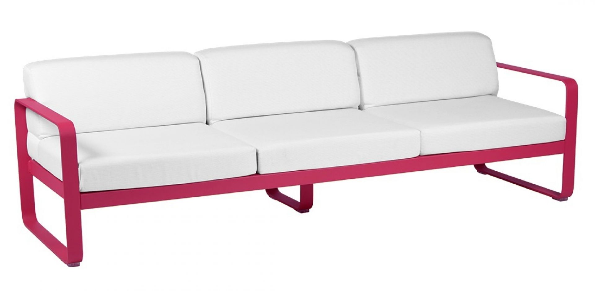 Bellevie Outdoor Sofa von Fermob, 3-Sitzer in Pink mit weißen Kissen für Garten und Terrasse.