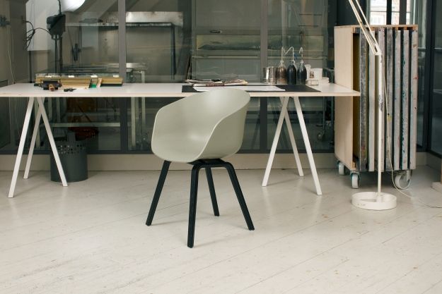 About A Chair AAC22 Stuhl in Fall Green mit schwarzem Eiche-Gestell. Designstuhl von Hay.