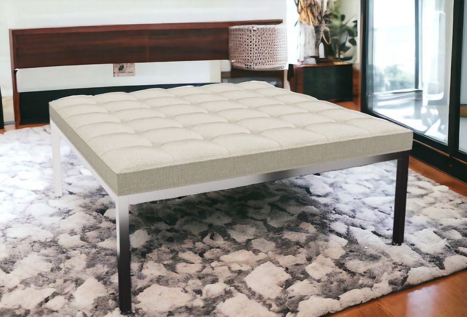 Quadratische Relax Florence Bank von Knoll International mit gesteppter, beiger Polsterung und Stahlgestell.