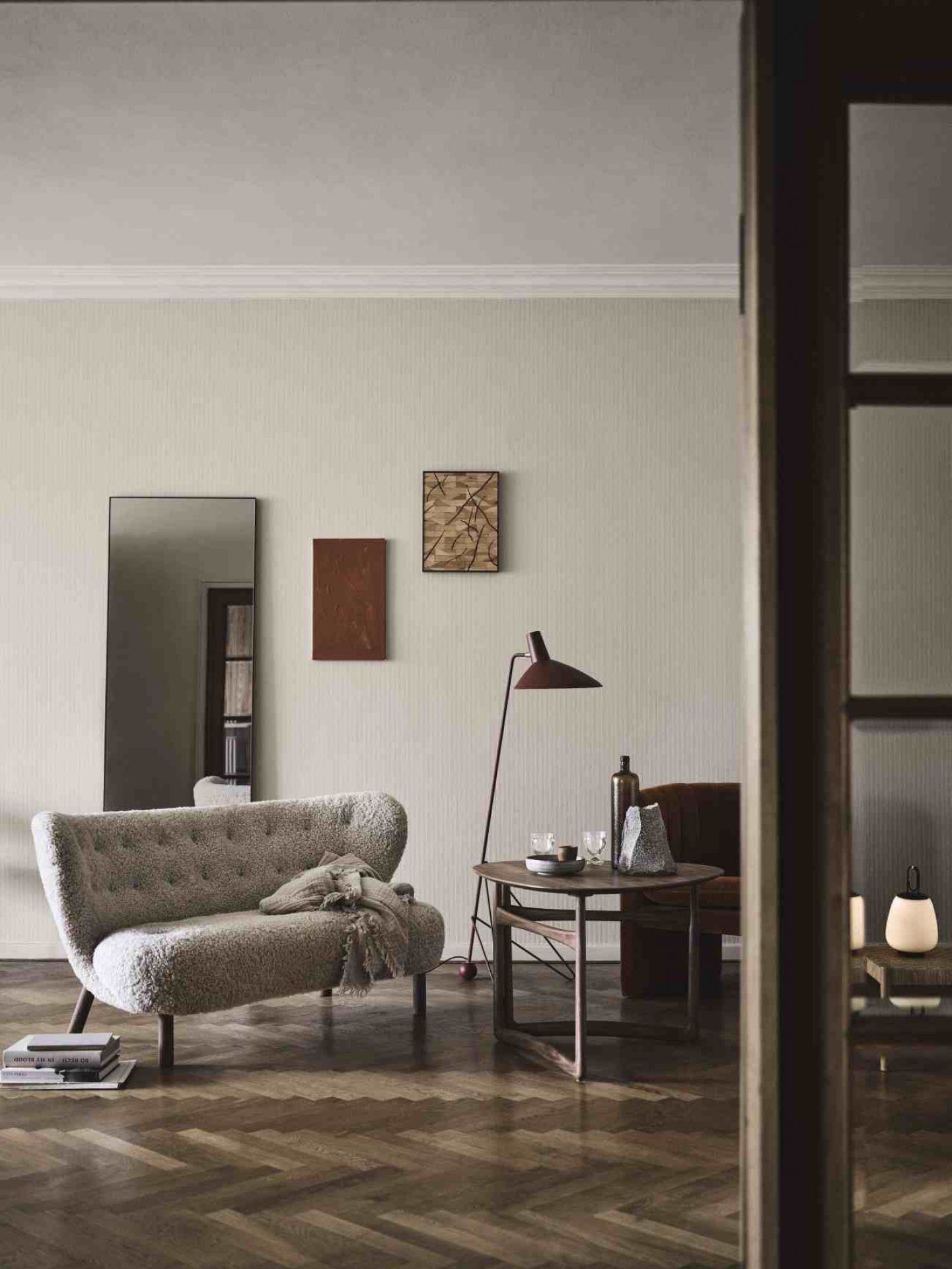 Amore Spiegel von AndTradition, 190cm hoch, in modernem Wohnzimmer mit Sofa und Lampe.