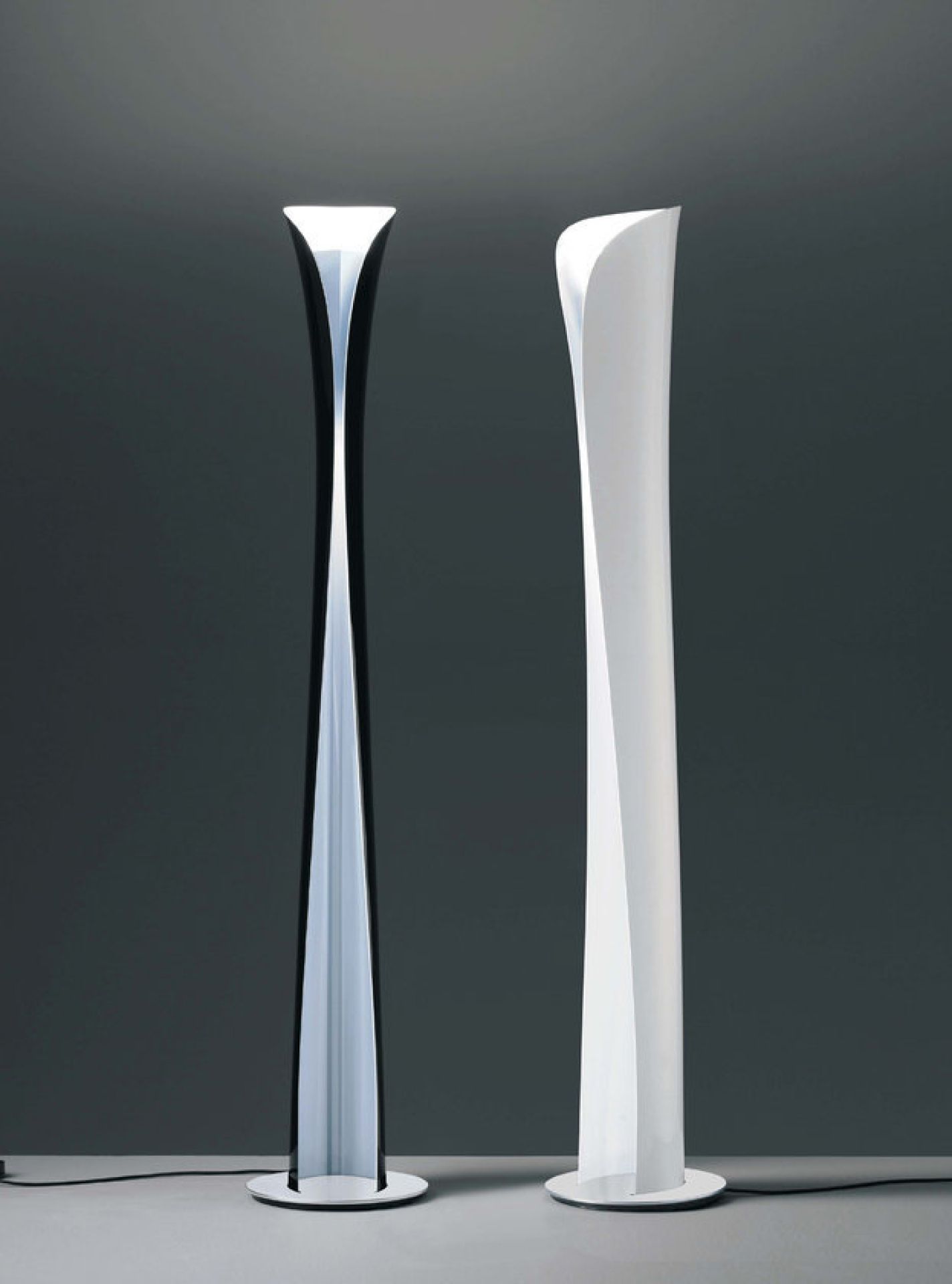 Zwei Cadmo LED Stehlampen von Artemide, eine schwarz-silberne und eine weiße Design Stehleuchte.