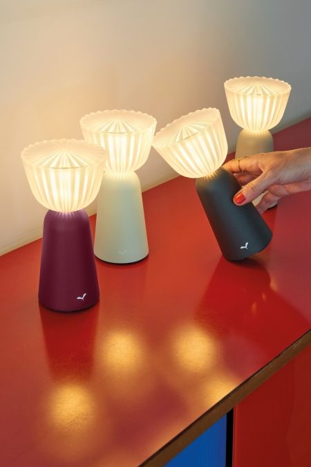 Mehrere Swiing Akkuleuchten von Fermob in verschiedenen Farben, moderne Tischleuchten für Innen und Außen.