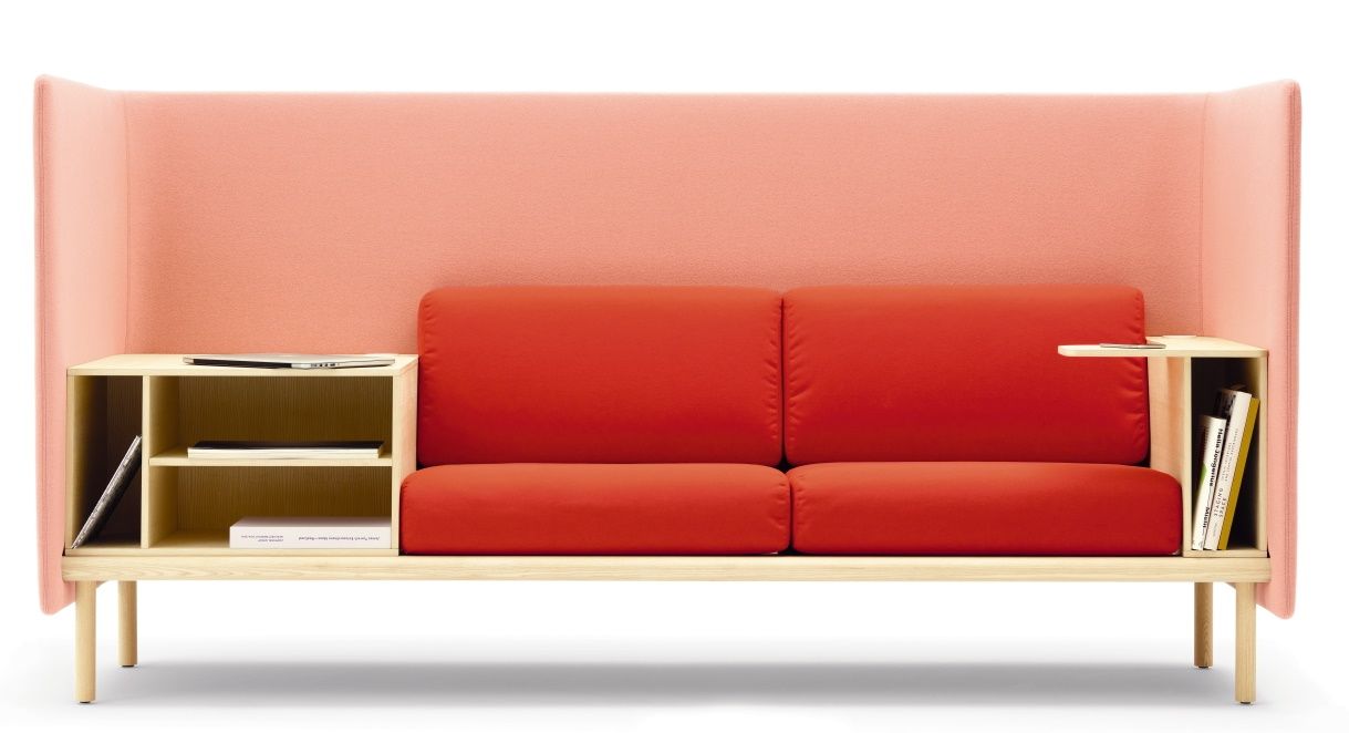Floater Sofa: Modernes 3-Sitzer Sofa in Rot mit hohem, rosa Rückenteil und Holzgestell.