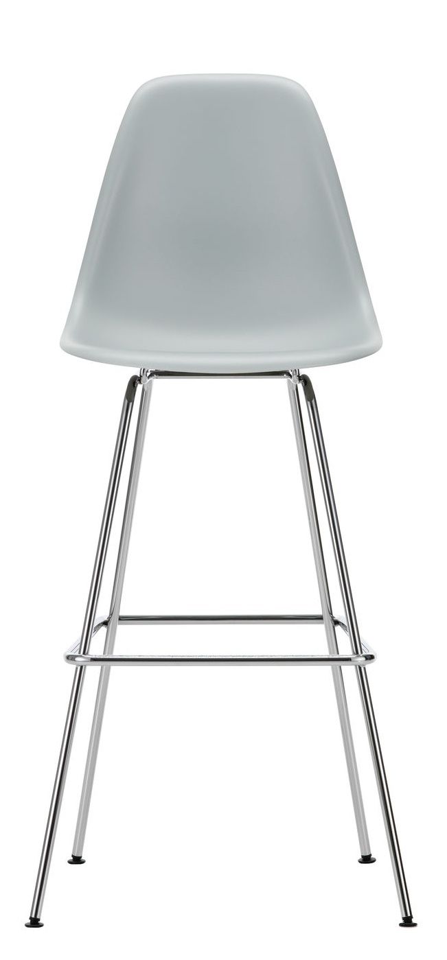 Vitra Eames Barhocker High, hellgraue Sitzschale auf verchromtem Vierfußgestell mit Fußstütze, modernes Möbeldesign.