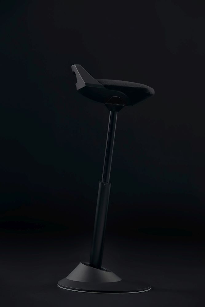 Schwarzer, ergonomischer Stehhocker mit Fußstütze und höhenverstellbarer Säule für gesundes, dynamisches Sitzen.