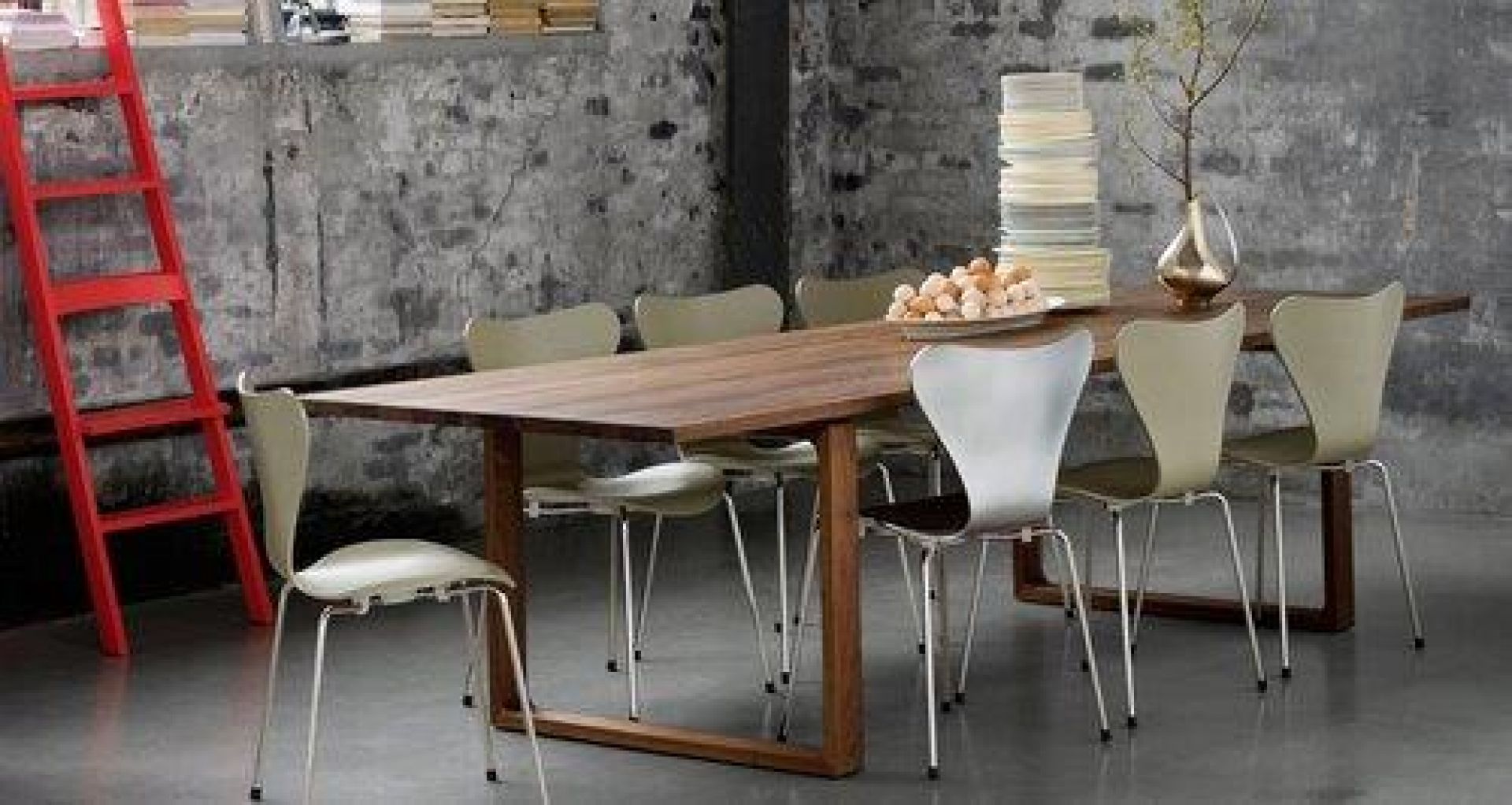 Fritz Hansen Esstisch mit Holzplatte und Stühlen im modernen Esszimmer-Ambiente.