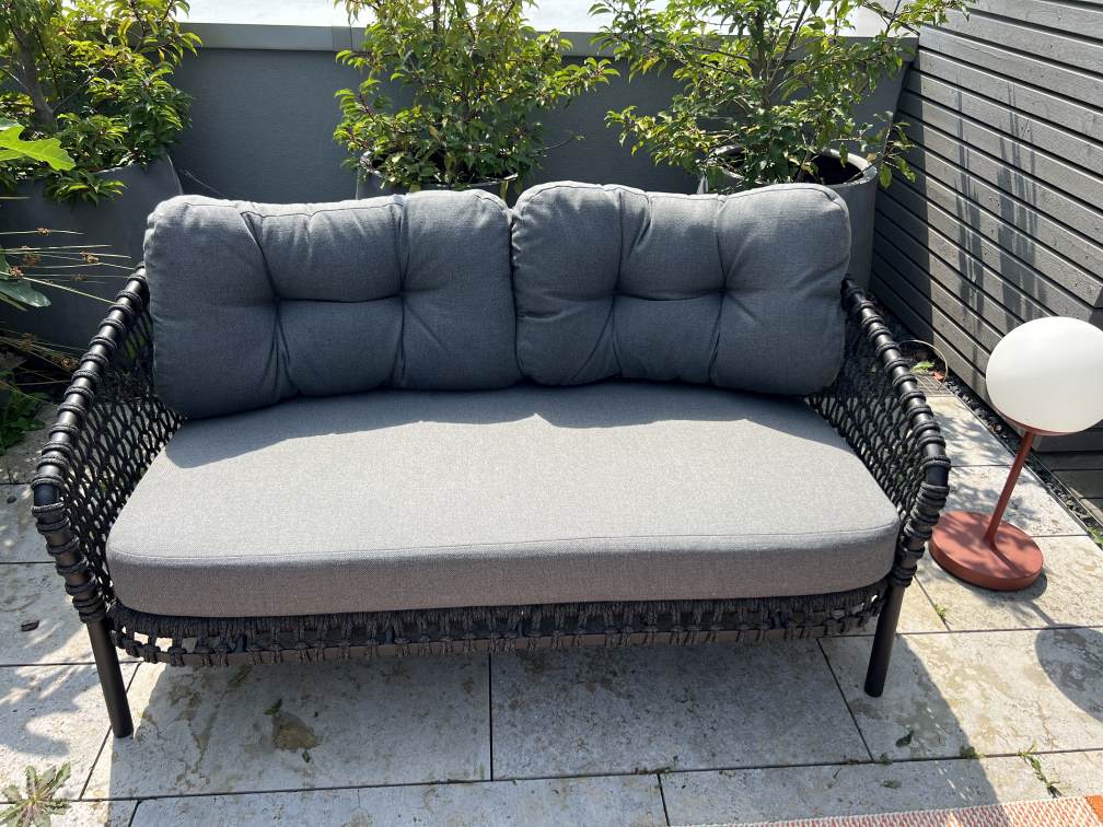 Ocean Large 2-zitsbank met kussens in donkergrijs Outdoor Cane-Line TENTOONSTELLINGSSTUK  