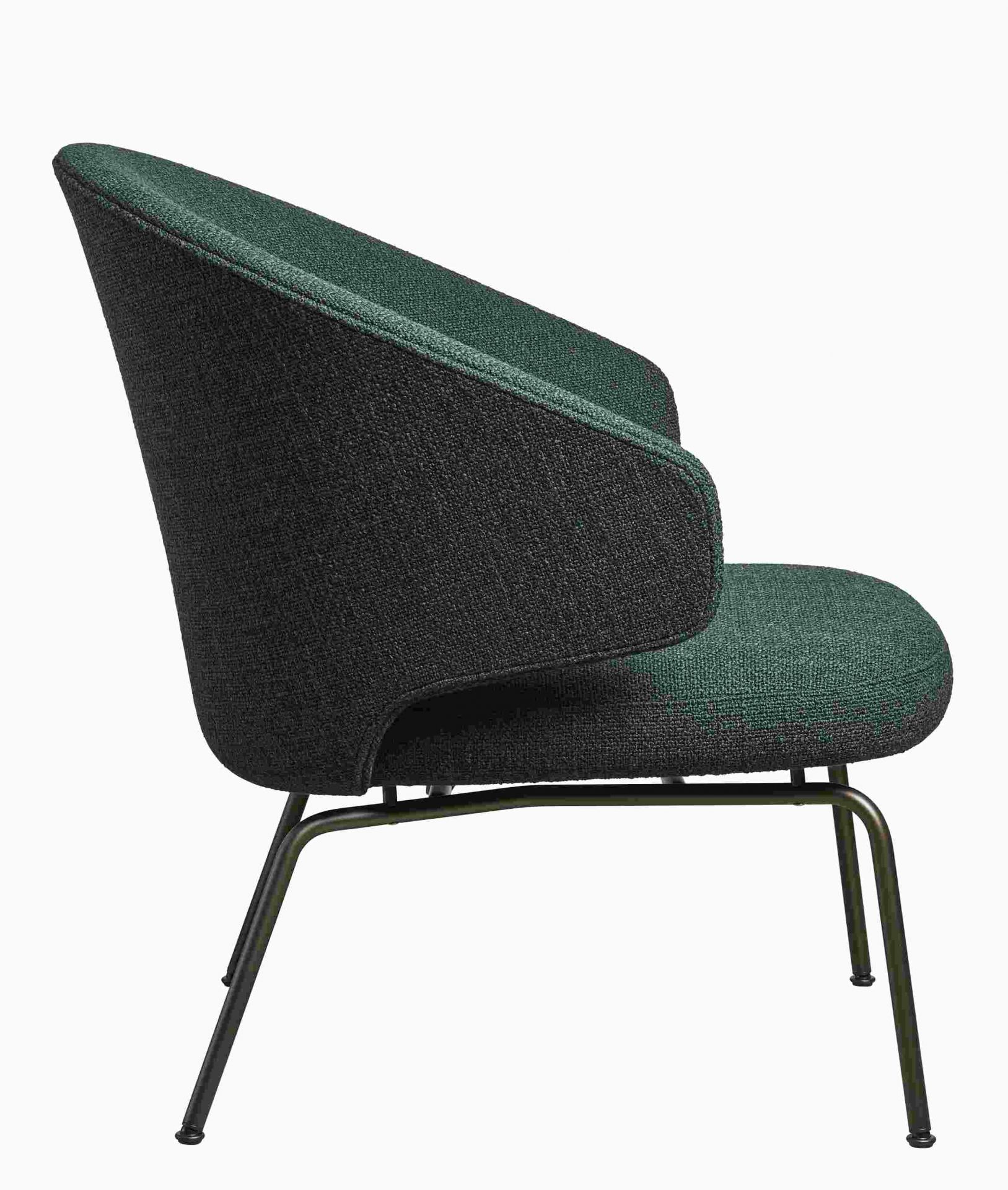 Let Sessel von Fritz Hansen, grüne Polsterung, minimalistisches Design, Seitenansicht auf weißem Hintergrund.