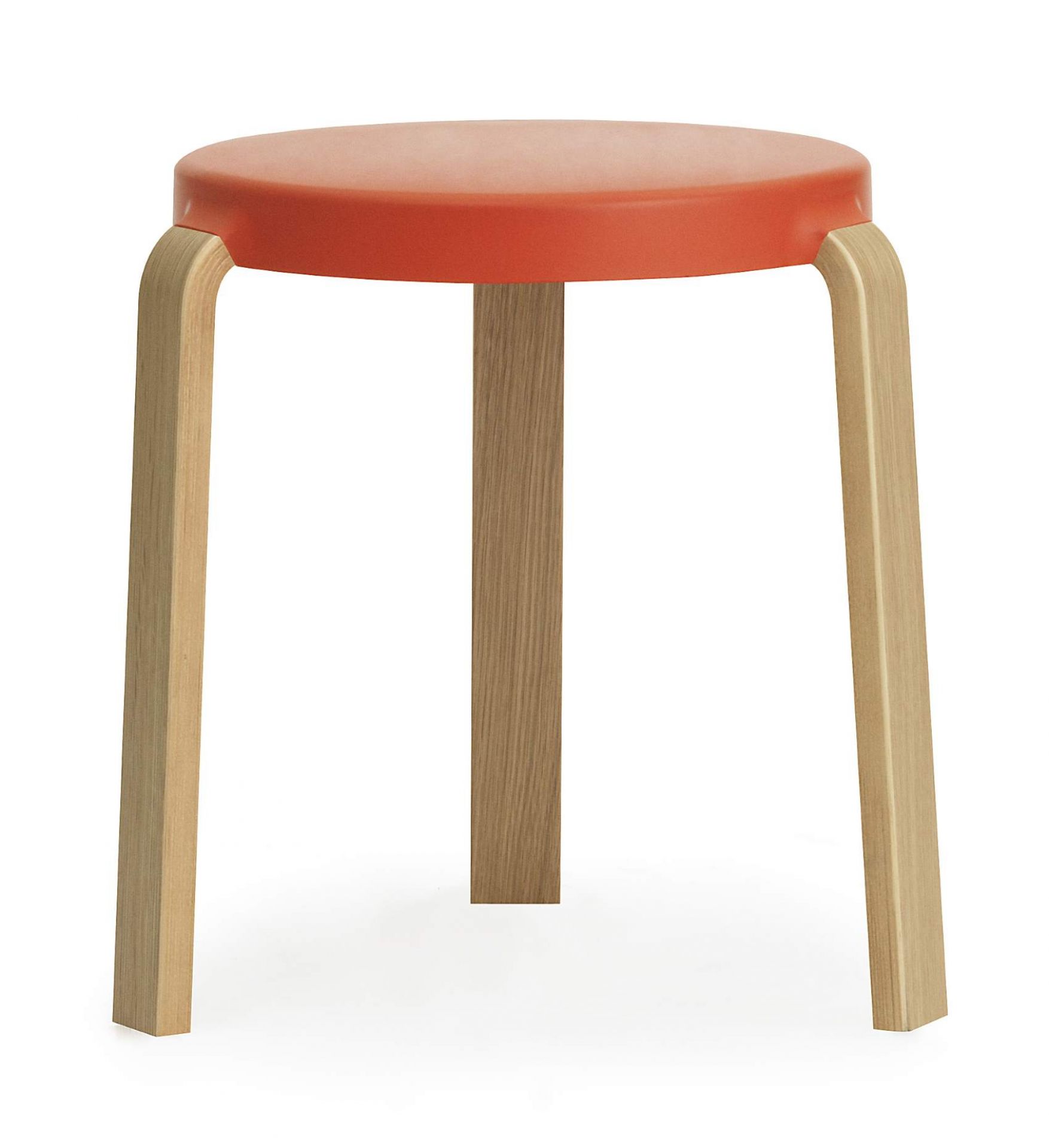 Tap Hocker von Normann Copenhagen, orangefarbener Sitz und helle Holzbeine auf weißem Hintergrund.
