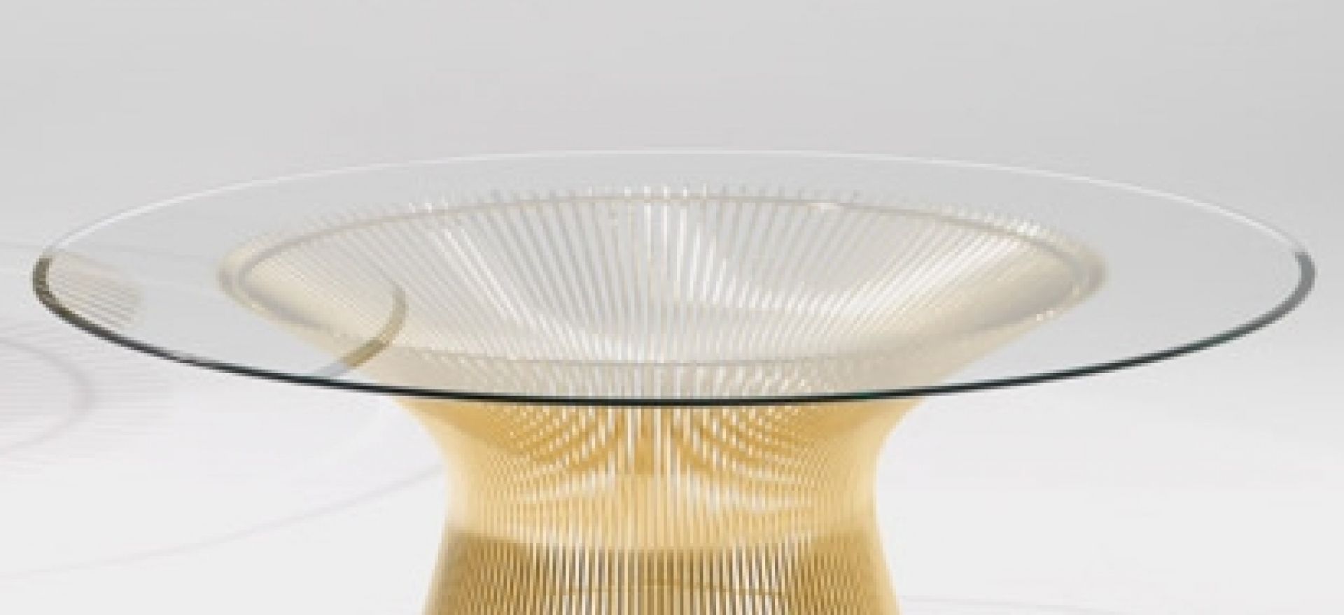 Nahaufnahme des Platner Tischs von Knoll International mit Glasplatte und goldfarbenem Drahtgestell.