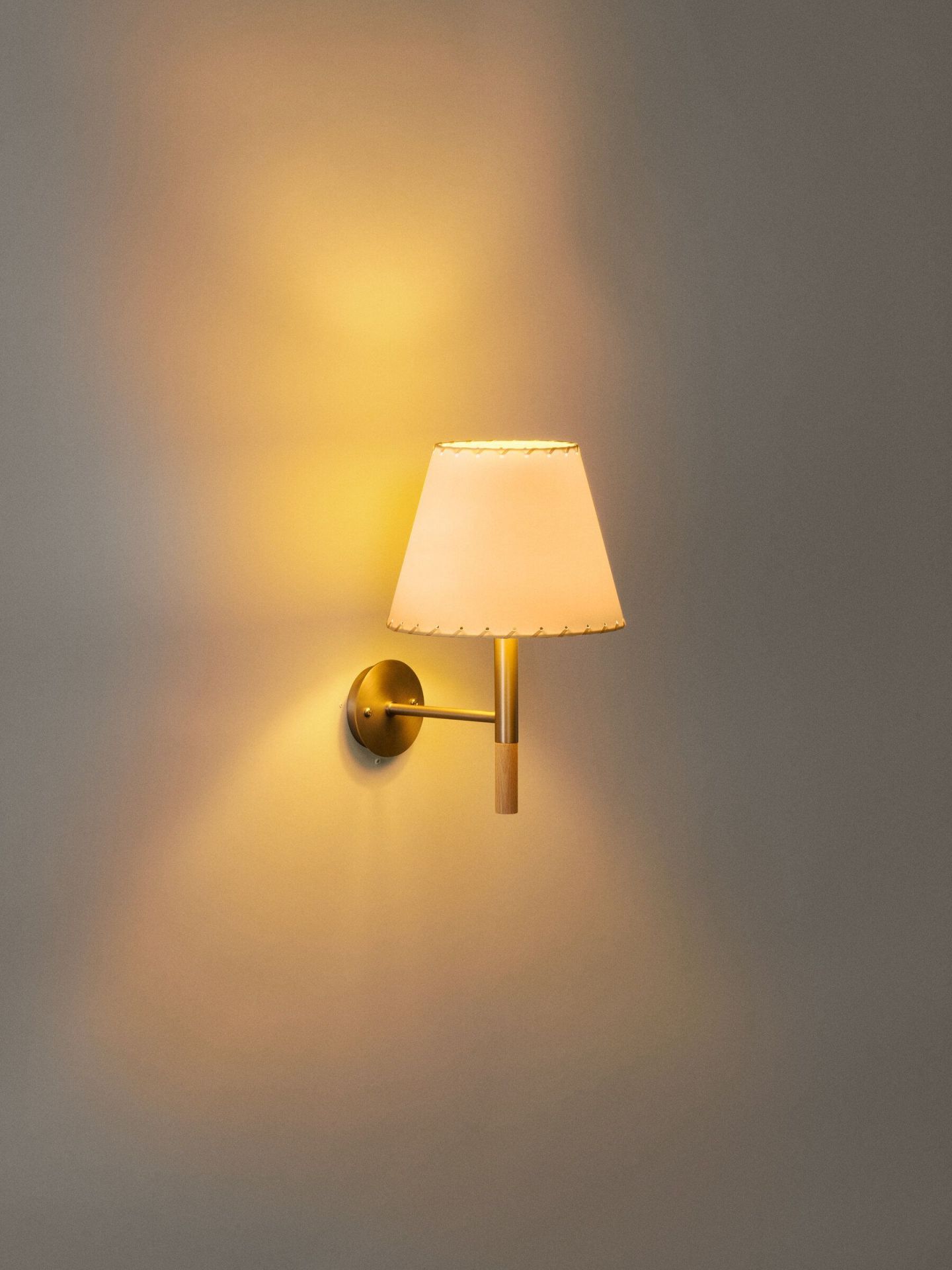 BC2 Wandleuchte von Santa & Cole, moderne Innenleuchte mit Stoffschirm und Messing Wandhalterung.