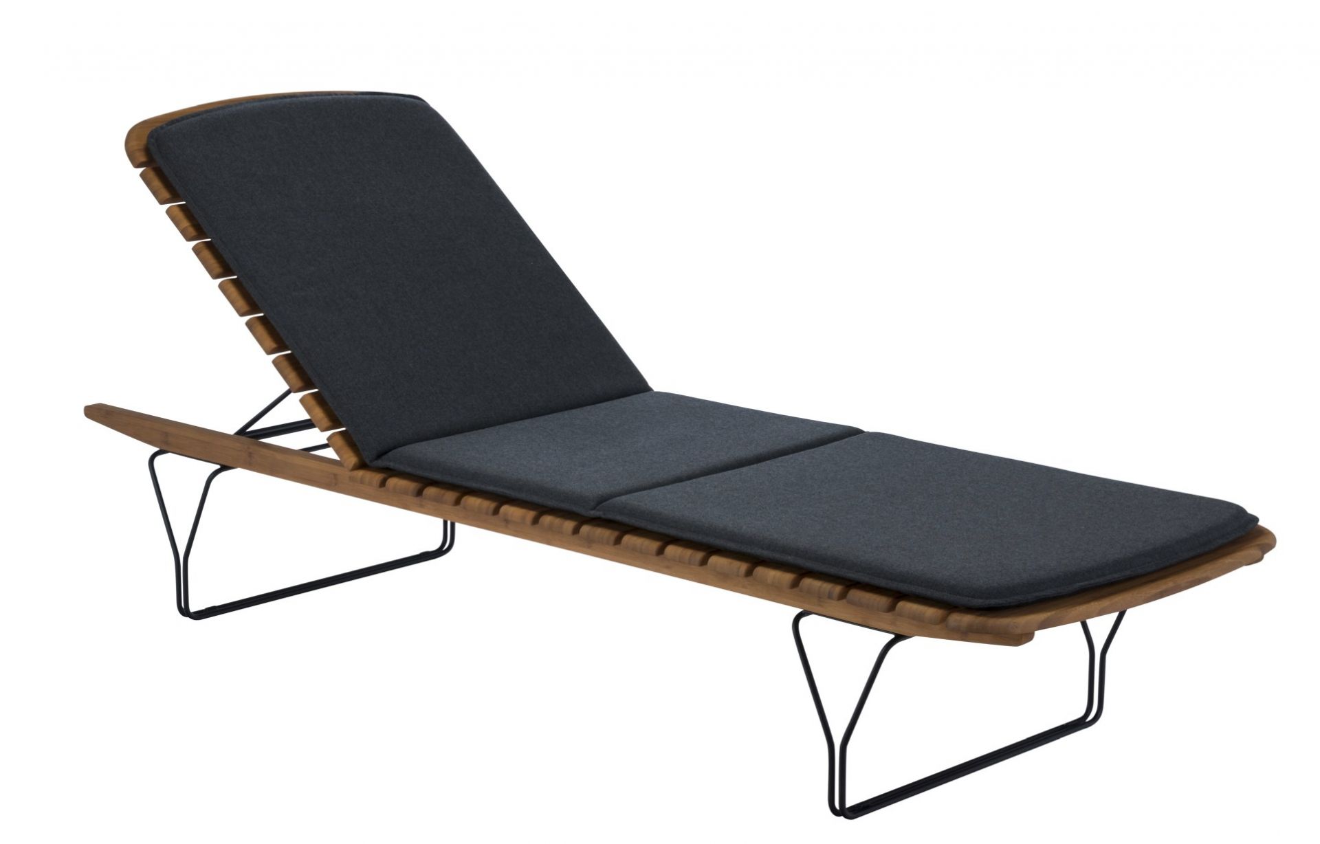 Molo Outdoor Kissen für Houe Sonnenliege, grauer Bezug, Holzrahmen und schwarzes Metallgestell.